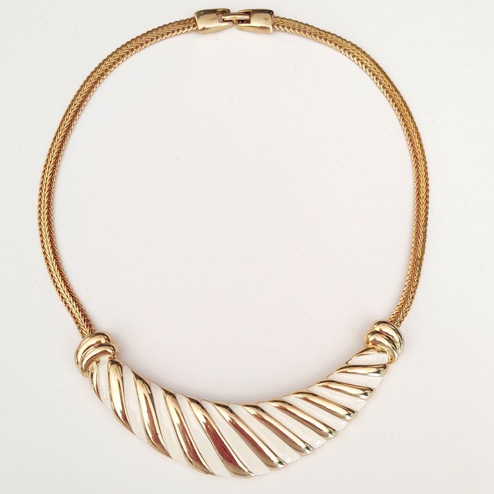 Vintage cream enamel and gold necklace - Picture 9 of 13